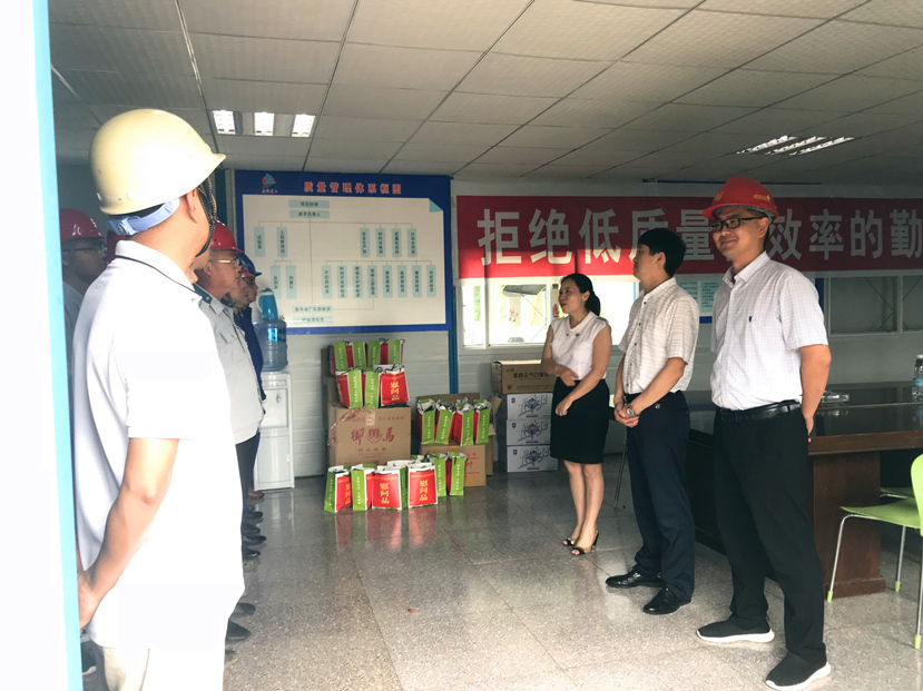 2018年8月10日 夏日送清凉 关怀暖人心—市总工会探访华强沟水库建设人员1